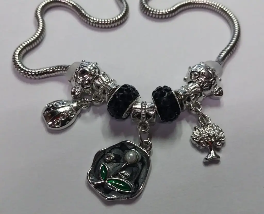 Collar Metal Con Dijes