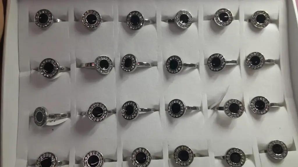 Anillo circulo negro con strass